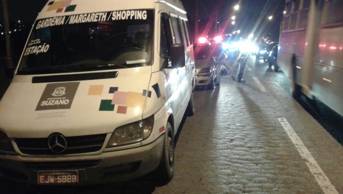 Operação integrada apreende van e táxi clandestino no Rio Abaixo