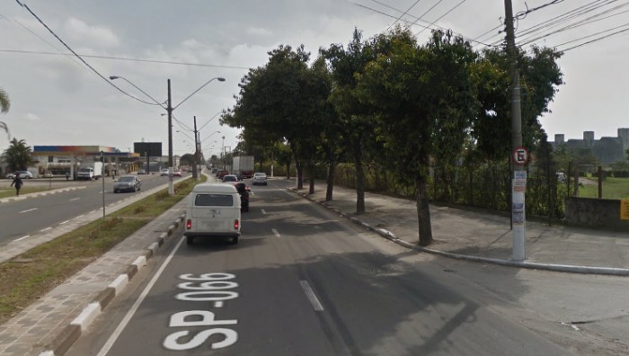 Rua Major Pinheiro Fróes será parcialmente interditada neste domingo para poda de árvores