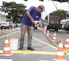 Prefeitura de Suzano-SP duplica faixa de rolamento na rua Paulo Portela para aliviar congestionamento