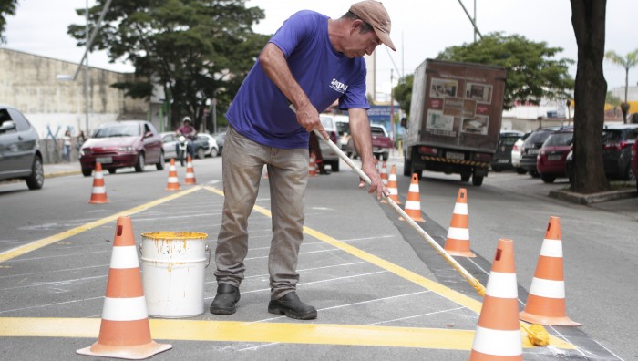 Prefeitura de Suzano-SP duplica faixa de rolamento na rua Paulo Portela para aliviar congestionamento