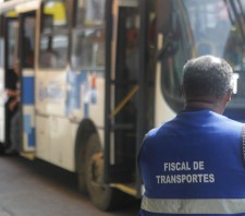 Secretaria de Transporte acompanha colocação de informativos sobre reajuste da tarifa em vans e ônibus