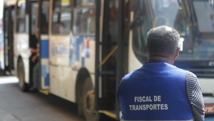 Secretaria de Transporte acompanha colocação de informativos sobre reajuste da tarifa em vans e ônibus