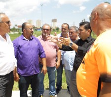 Prefeito Rodrigo Ashiuchi acompanha trabalhos de manutenção no Parque Municipal “Max Feffer”