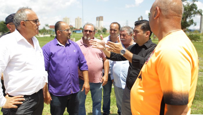 Prefeito Rodrigo Ashiuchi acompanha trabalhos de manutenção no Parque Municipal “Max Feffer”