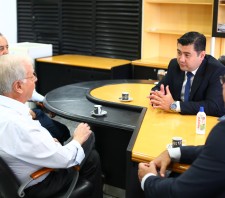 Prefeito Rodrigo Ashiuchi recebe visita do deputado Estevam Galvão