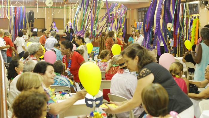 Mais de mil fraldas geriátricas são arrecadadas no baile “Pulando Carnaval com a Melhor Idade”