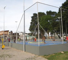 Prefeito de Suzano-SP vistoria manutenção no córrego do Buenos Aires e reinaugura quadra esportiva do bairro