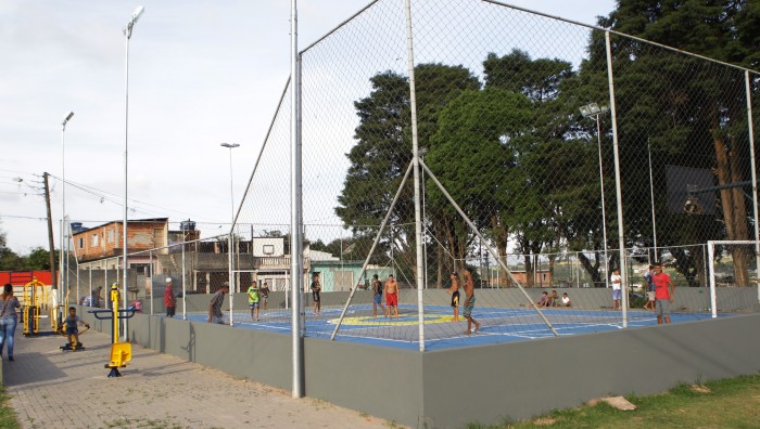 Prefeito de Suzano-SP vistoria manutenção no córrego do Buenos Aires e reinaugura quadra esportiva do bairro