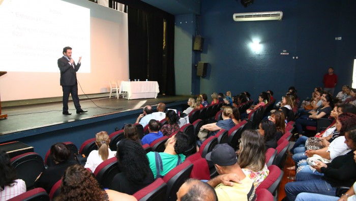 Prefeito de Suzano-SP se reúne com merendeiras da rede municipal de ensino