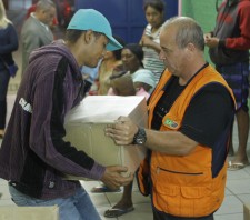 Prefeitura de Suzano-SP distribui mantimentos,  colchões e kits de limpeza para vítimas de enchente