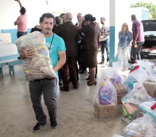 Fundo Social de Suzano-SP entrega cerca de 200 cestas básicas à Apae