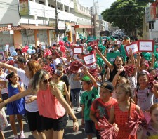 Em clima de Carnaval, alunos da “Antônio Marques Figueira” fazem passeata em prol da inclusão social