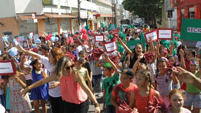 Em clima de Carnaval, alunos da “Antônio Marques Figueira” fazem passeata em prol da inclusão social