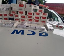 Ação integrada da GCM e Posturas apreende  pacotes de cigarro e produtos eletrônicos clandestinos no terminal norte de Suzano-SP