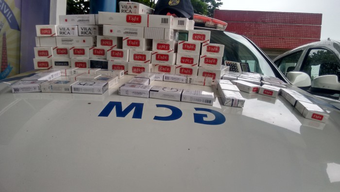 Ação integrada da GCM e Posturas apreende  pacotes de cigarro e produtos eletrônicos clandestinos no terminal norte de Suzano-SP