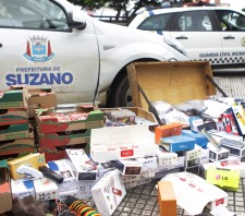 Fiscalização apreende cigarros, DVDs piratas e frutas  vendidas de maneira irregular no centro de Suzano-SP