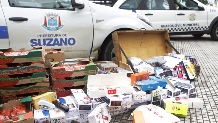 Fiscalização apreende cigarros, DVDs piratas e frutas  vendidas de maneira irregular no centro de Suzano-SP