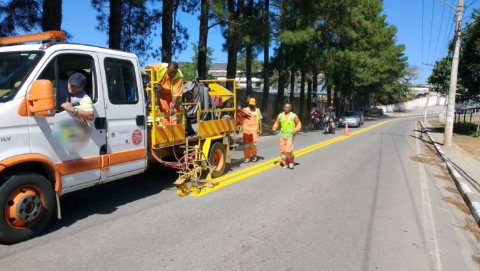 Programa de revitalização de faixas é executado na rua Guilherme Garijo