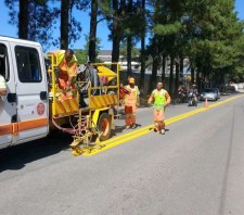 Programa de revitalização de faixas é executado na rua Guilherme Garijo