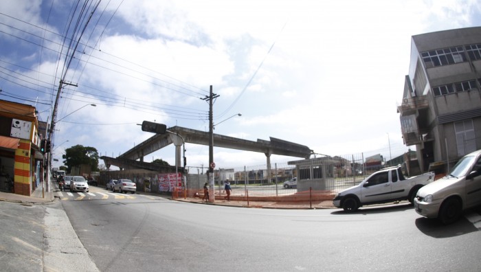 Executivos da CPTM fazem vistoria em Suzano-SP e prometem projeto para nova passarela em até 30 dias