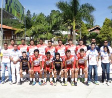 Prefeito de Suzano-SP prestigia apresentação da equipe de vôlei sub-19
