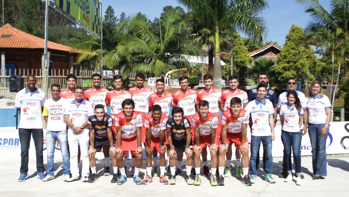 Prefeito de Suzano-SP prestigia apresentação da equipe de vôlei sub-19