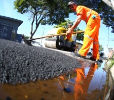 Operação tapa-buraco tem início em Suzano-SP no Miguel Badra Baixo e na Vila Amorim