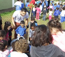 Alunos da rede municipal participam de plantio de árvores em referência ao “Mês do Meio Ambiente”