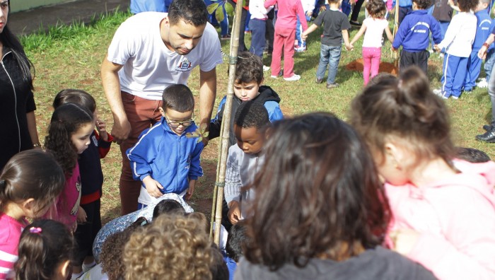 Alunos da rede municipal participam de plantio de árvores em referência ao “Mês do Meio Ambiente”