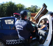 Prefeitura de Suzano-SP apreende caminhão e impede descarte ilegal de lixo na estrada Fazenda Viaduto