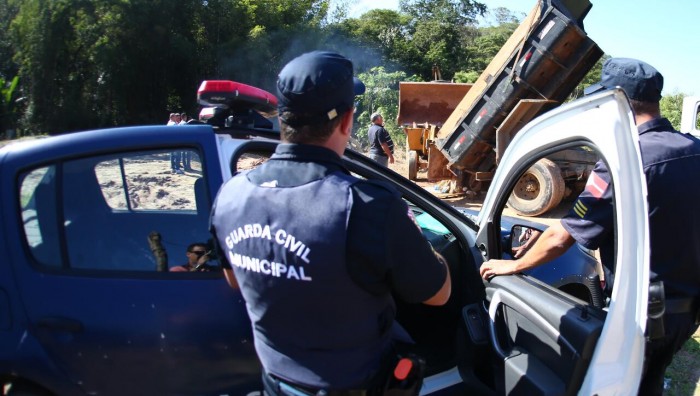 Prefeitura de Suzano-SP apreende caminhão e impede descarte ilegal de lixo na estrada Fazenda Viaduto