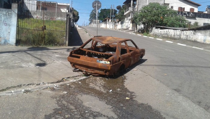 Secretaria de Transporte e Mobilidade Urbana de Suzano-SP remove 30 veículos abandonados da cidade
