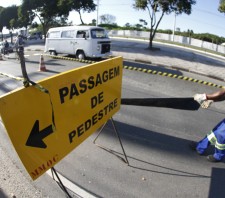 Sabesp atende solicitação do prefeito de Suzano-SP e começa a tapar buracos de obra parada na SP-66