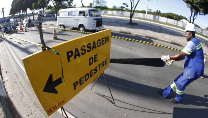 Sabesp atende solicitação do prefeito de Suzano-SP e começa a tapar buracos de obra parada na SP-66
