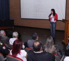 Prefeito entrega 38 rádios à GCM; mais seis motos serão adquiridas via emenda parlamentar de Keiko Ota