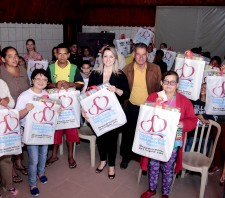 Fundo Social entrega cobertores para 60 famílias da região sul de Suzano-SP