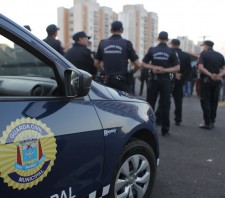 Operação integrada vistoria 300 veículos e prende duas pessoas em flagrante em Suzano-SP