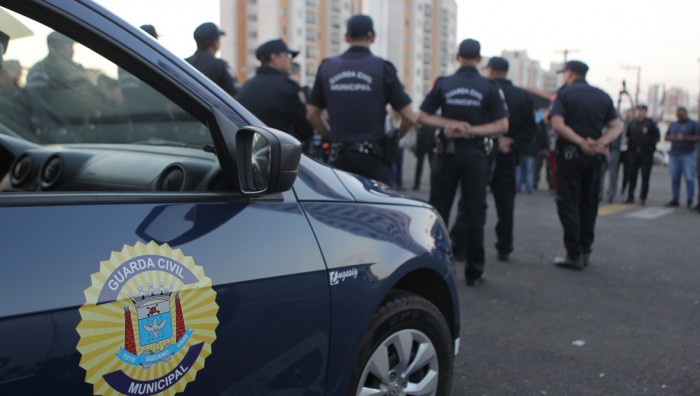 Operação integrada vistoria 300 veículos e prende duas pessoas em flagrante em Suzano-SP