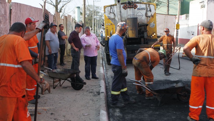 Prefeito libera trecho interditado da Major Pinheiro Fróes e vistoria recapeamento na estrada do Marengo