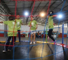 “Núcleo de Iniciação ao Esporte” promove entrega de uniformes para 60 alunos da rede municipal