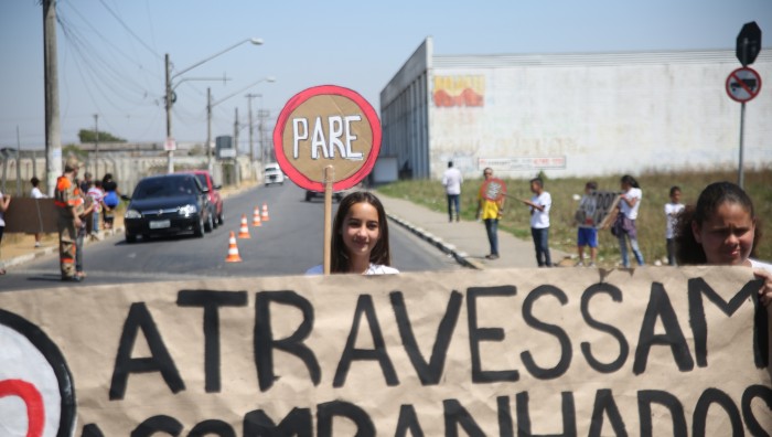 Alunos da rede municipal mobilizam “blitz educativa” de segurança no trânsito para motoristas e pedestres
