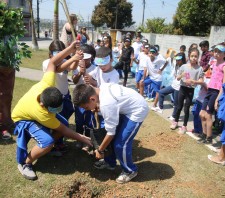 Secretaria de Educação de Suzano-SP promove plantio de mudas em referência ao Dia da Árvore