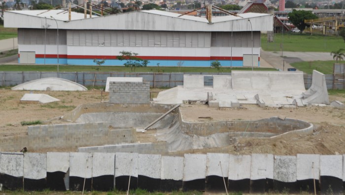 Prefeito de Suzano vistoria obras da pista de skate do Parque Max Feffer