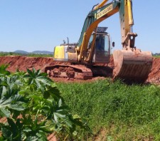 Valas passam por limpeza em Suzano