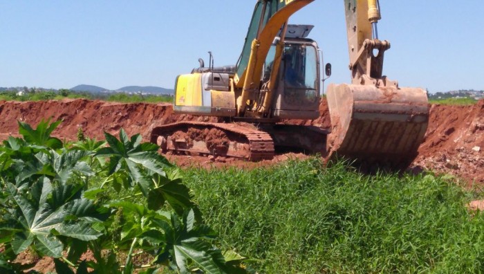 Valas passam por limpeza em Suzano