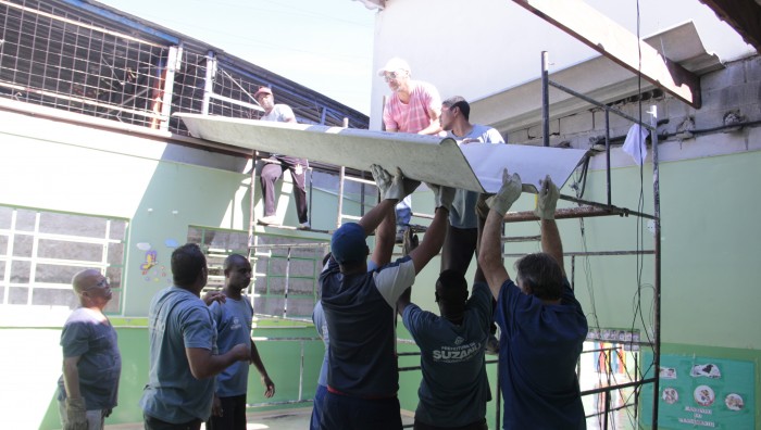 Equipes de manutenção trabalham no fim de semana para recuperar escola