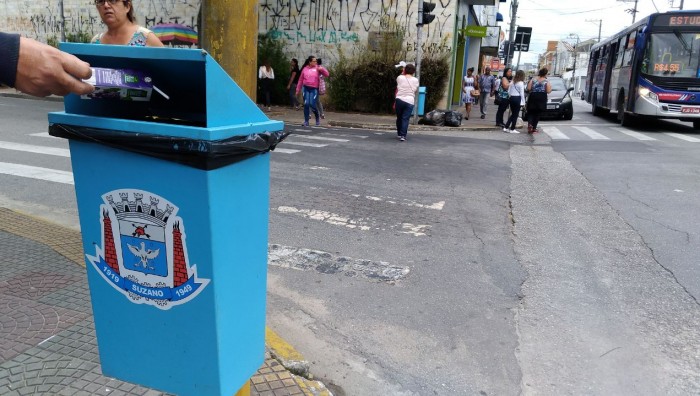 Mais de 80 lixeiras são instaladas na área central de Suzano