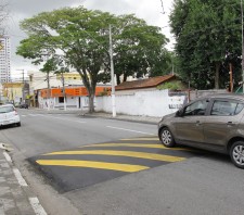 Novas lombadas são implantadas na rua Benjamin Constant