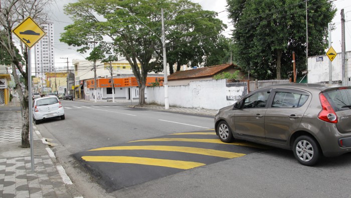 Novas lombadas são implantadas na rua Benjamin Constant
