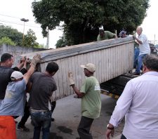 Estabelecimento é lacrado por usar calçada como depósito de recicláveis e inservíveis